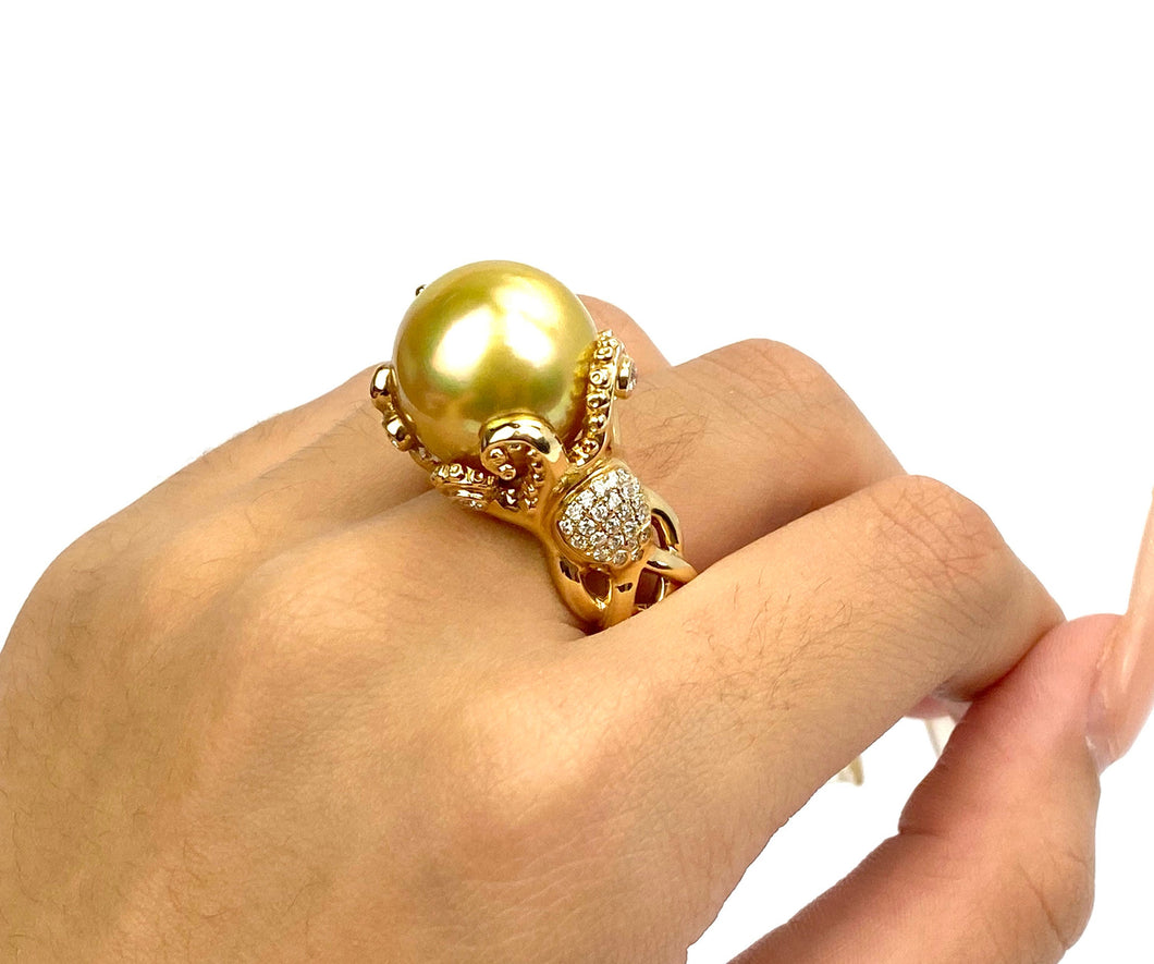 Stunning 14K gold south sea ring with 0.52 carat of diamonds