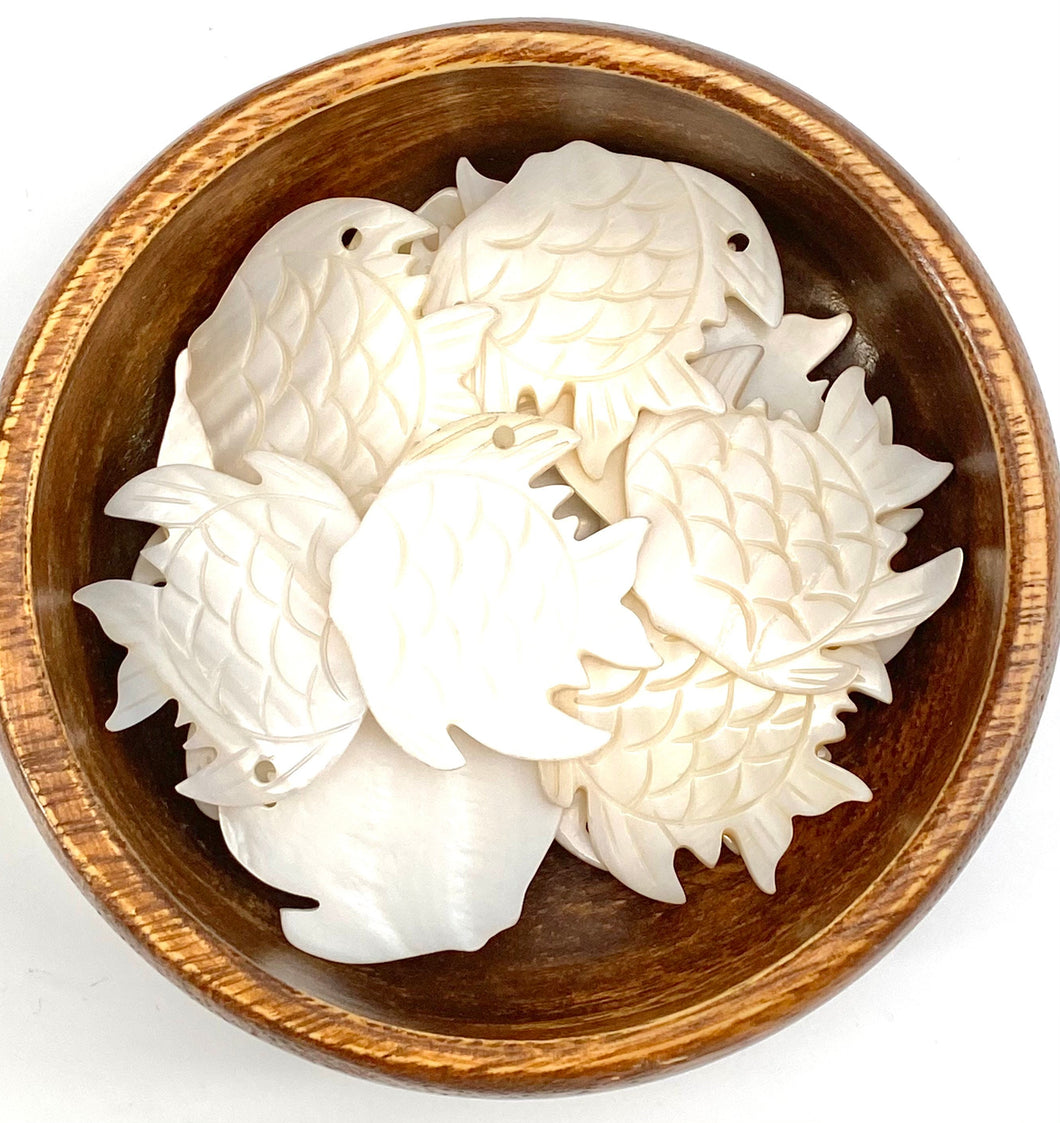 White South Sea Mother Of Pearl Fish Design Beads #2, Sku#M262